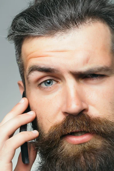 Бородатий чоловік з мобільним телефоном — стокове фото