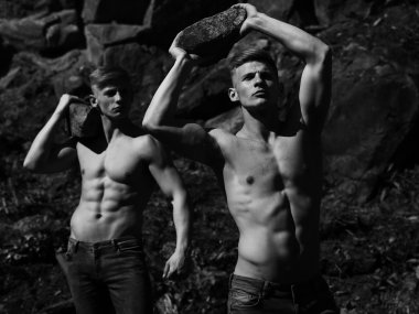 Sadece güçlü adamlar taş tutun 