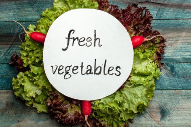 Taze salata ile not bırakır