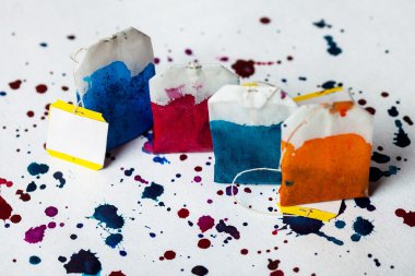 Suluboya içinde renkli Sallama çaylar