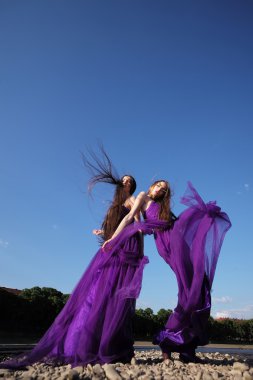 Mor elbise kadınlarda