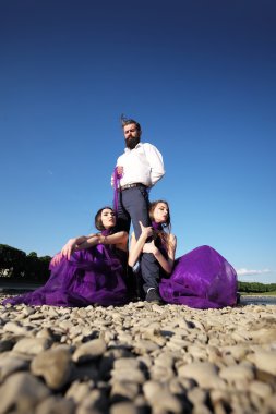 Sakallı adam ve iki kadın açık