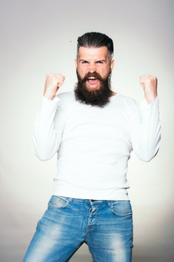 Sakallı adam mutlu Evet hareketi ile