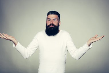 Sakallı adam kaldırdı elleriyle