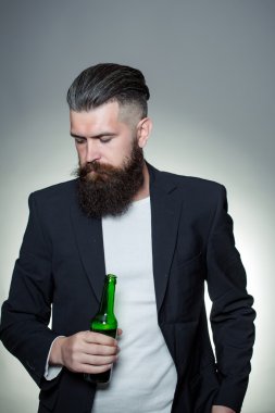 Sakallı adam bira şişesi ile