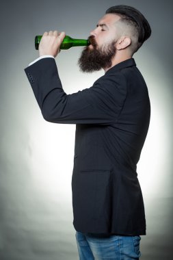 Sakallı adam bira şişesi ile