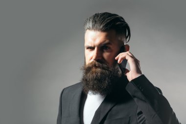 Ceketli sakallı yakışıklı adamı