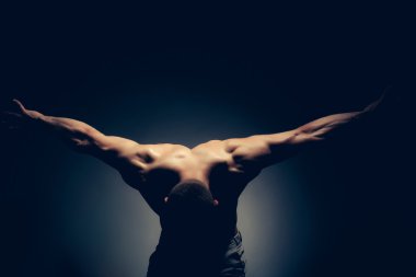 Kaslı adam seksi vücut ile