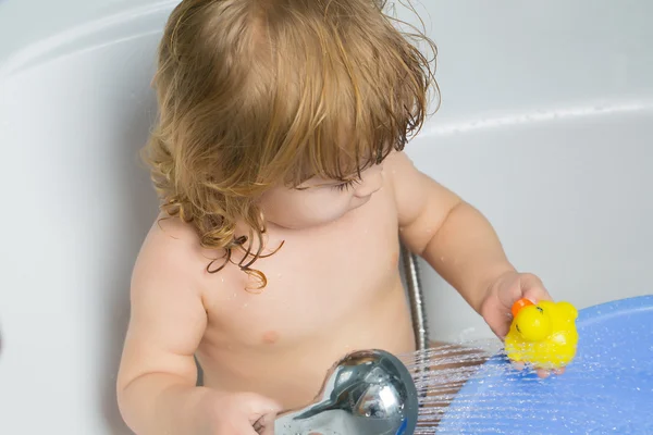 Мальчик в ванной с утенком — стоковое фото