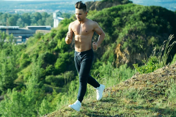 Sexy muscular homem correndo ao ar livre — Fotografia de Stock