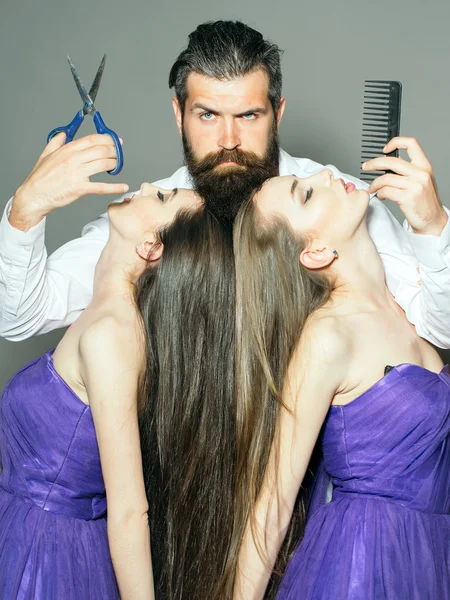 Kadeřnictví vousatý muž a dvě ženy — Stock fotografie