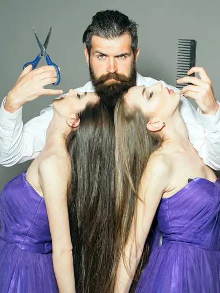 Bearded man hairdresser and two women — Stock Photo, Image