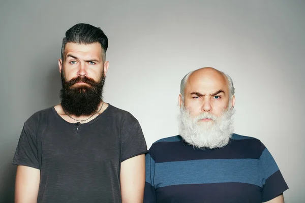 Vieux et jeunes hommes barbus — Photo