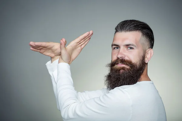 Homem barbudo com as mãos em forma de pássaro — Fotografia de Stock