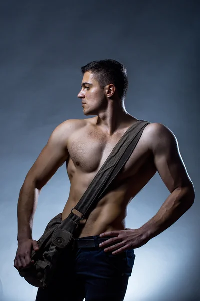 Hombre musculoso sexy con bolsa — Foto de Stock