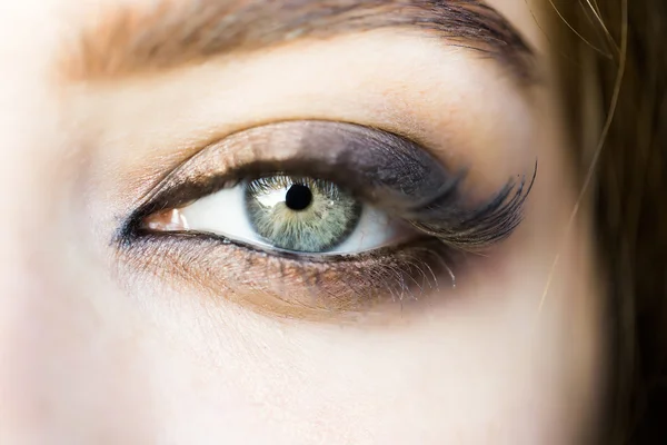 Olho feminino com pestanas longas — Fotografia de Stock