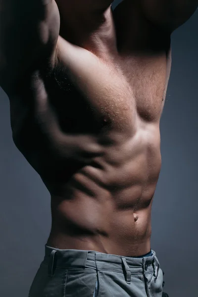 Мускулистый мужчина с сексуальным телом — стоковое фото