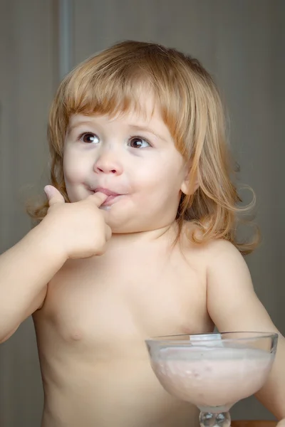 Menino pequeno comendo iogurte — Fotografia de Stock