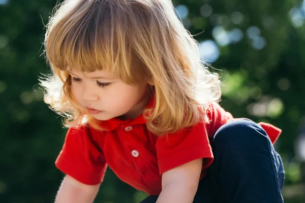 Pequeño niño mira hacia abajo —  Fotos de Stock