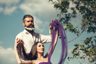 Sakallı erkek ve kadın üzerinde mavi gökyüzü