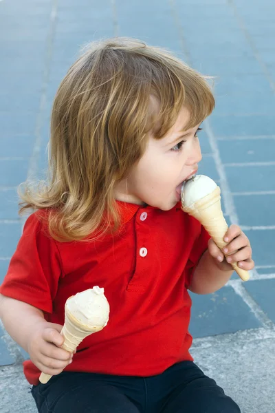 Piccolo ragazzo mangiare gelato — Foto Stock