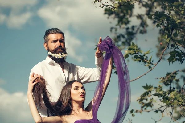 Sakallı erkek ve kadın üzerinde mavi gökyüzü