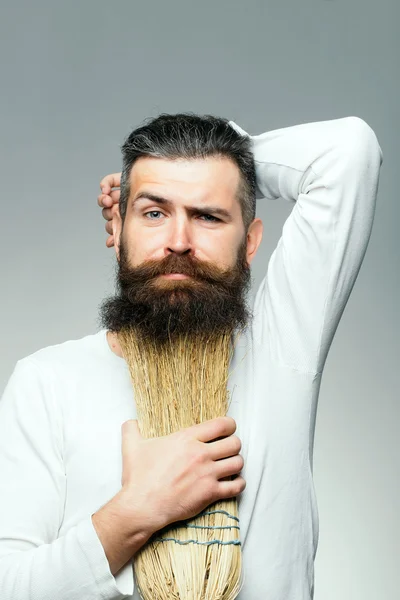 Homem barbudo com vassoura — Fotografia de Stock