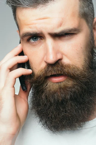 Бородатый мужчина с мобильным телефоном — стоковое фото