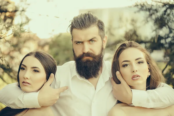 Barbudo hombre y dos mujeres al aire libre — Foto de Stock