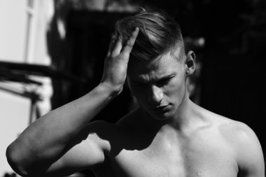 çıplak gövde ile genç adam 