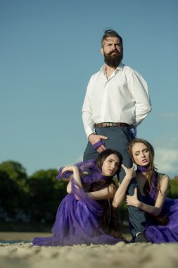 Sakallı adam ve iki kadın açık