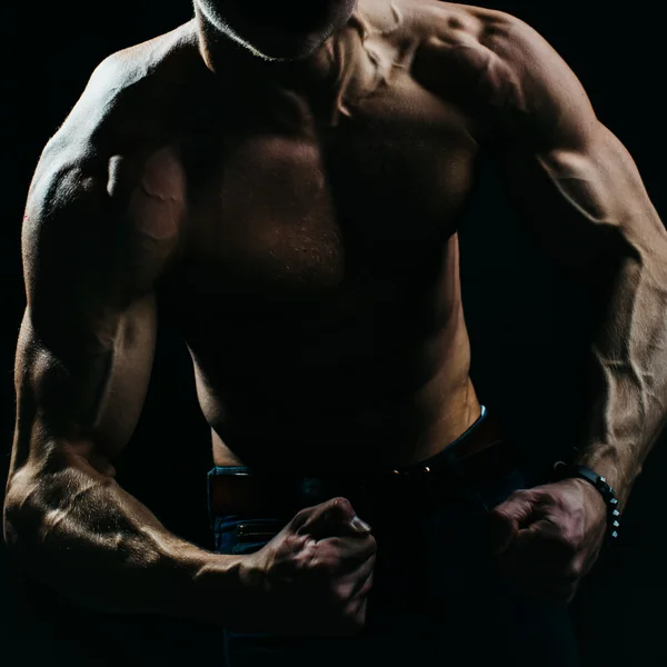 Muskulöser Mann mit Venen an den Händen — Stockfoto