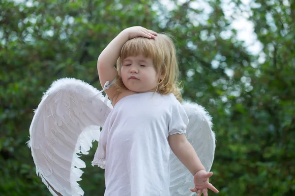 Petit garçon dans les ailes d'ange — Photo