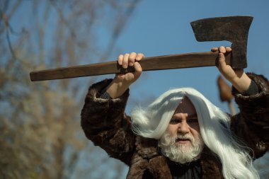 Balta ile acımasız yaşlı büyücü