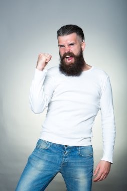 Sakallı adam mutlu Evet hareketi ile