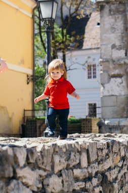 Küçük çocuk yürüyüş sahiptir