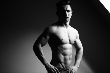 Pencere yakınındaki kaslı seksi adam