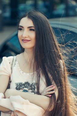 Gülümseyen esmer kadın.