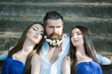 sakallı adam ve kadın merdivenlerde