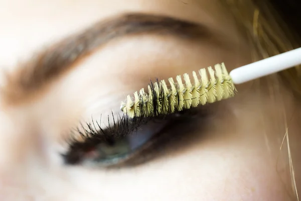 Vrouwelijke oog met mascara borstel — Stockfoto
