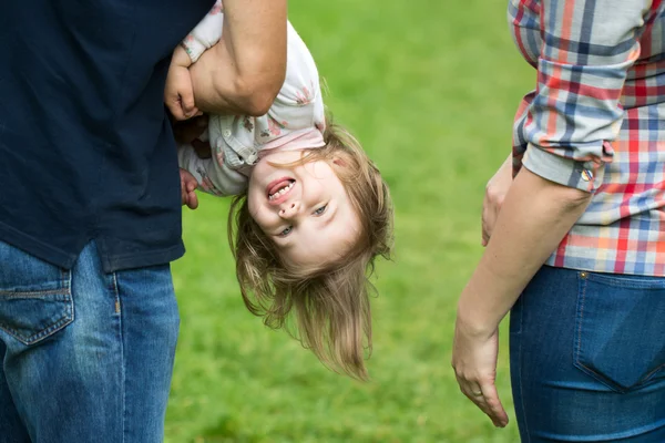 Gelukkige ouders met meisje — Stockfoto