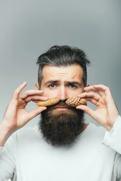 Homem barbudo com bigode pinecone — Fotografia de Stock