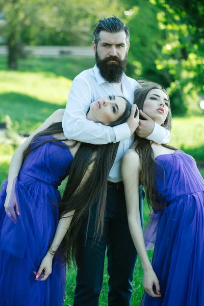 Бородатый мужчина и две женщины на открытом воздухе — стоковое фото