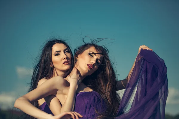 Mujer en vestidos violeta en el cielo azul — Foto de Stock