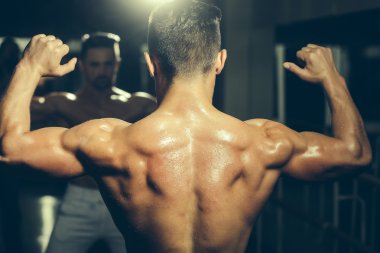 kaslı adam dumbbell ile