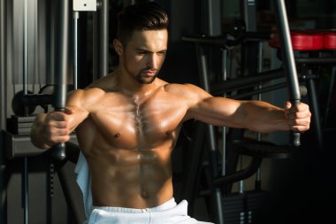 kaslı adam spor salonunda eğitim