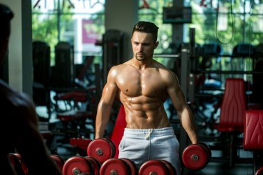 kaslı adam dumbbell ile