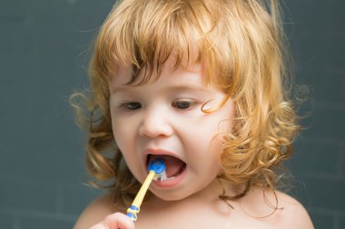 Diş fırçası ile erkek bebek