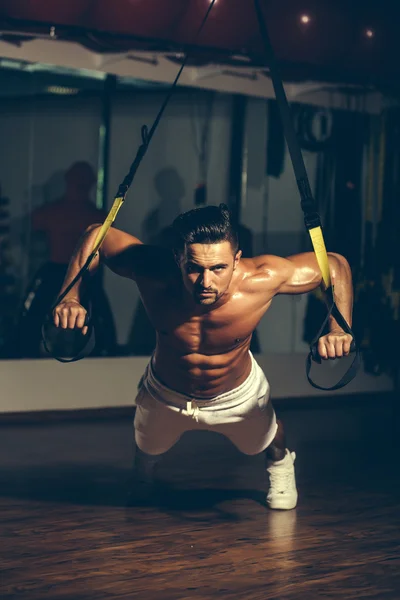 Muskelkräftiges Mannschaftstraining im Fitnessstudio — Stockfoto