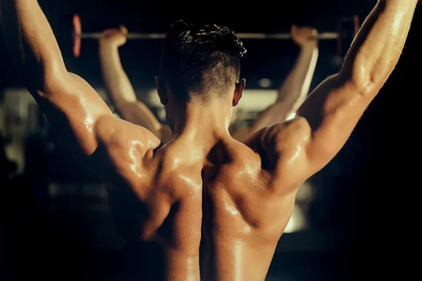 Muscular man training in gym — Stock Photo, Image